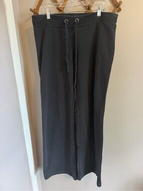 BCBGeneration Black Low Rise Bootleg Sweatpants Long Inseam 31 Flared L Y2K